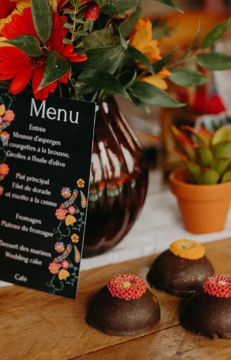 décoration de mariage dans les bouches du rhône déalisé par Jennifer une table aux couleurs orange/rouge/chocolat