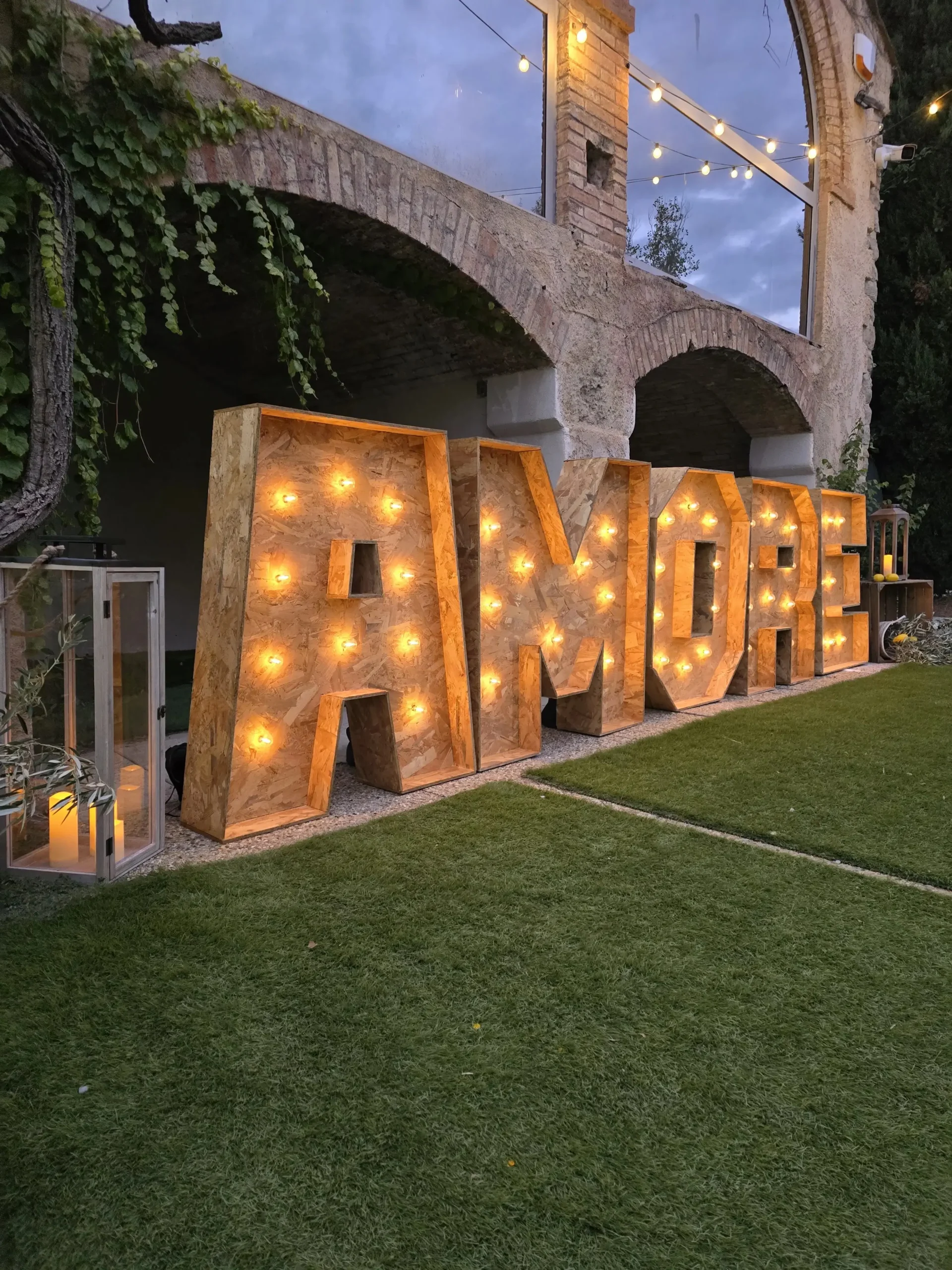 décoration de mariage Bouches-du-Rhône : lettres de mariage geantes écrit "AMORE" avec des lumières dans les lettres