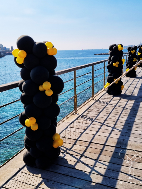 Décoration événements professionnels Bouches-du-Rhône, des ballons noir et or pour un Gala en bord de mer