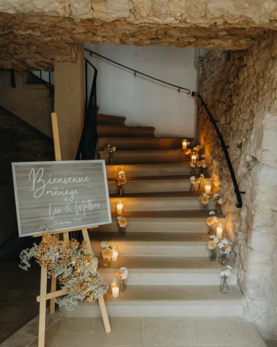decoration mariage escalier bougies et fleurs avec panneau d'entrée