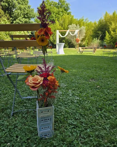 décoration matiage jardin, une chaise avec des fleurs et une arche au loin