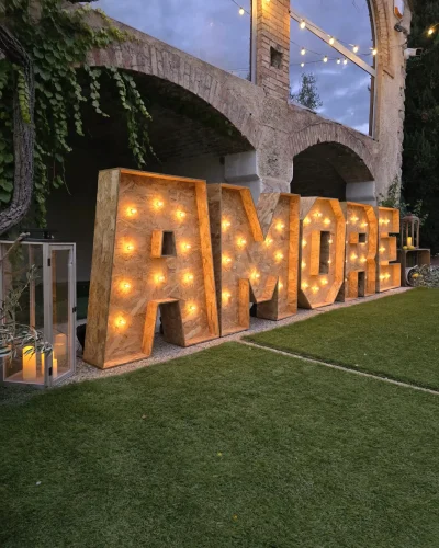 décoration de mariage Bouches-du-Rhône : lettres de mariage geantes écrit "AMORE" avec des lumières dans les lettres
