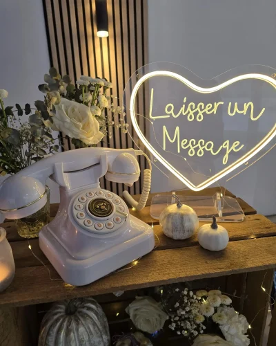 decoration mariage table décorée avec un téléphone pour laisser des messages vocaux